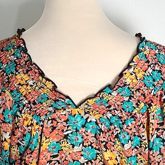 Pleione Colorful Flowers Top, Short Sleeves, V-neck in the Back, Size Medium - Picture 7 of 10